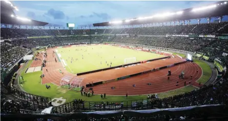  ?? ANGGER BONDAN/JAWA POS ?? KANDIDAT KUAT: Suasana Stadion Gelora Bung Tomo, Surabaya, saat Persebaya menjamu Persik Kediri pada laga pembuka Liga 1 2020.