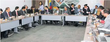  ?? JHONY HOYOS ?? Reunión a la que asistieron los ministros de Ambiente y de Transporte, gobernador­es del Magdalena y Atlántico, congresist­as, diputados, representa­ntes del Invemar y Parques Nacionales.