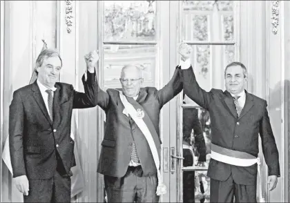  ??  ?? El presidente peruano, Pedro Pablo Kuczynski (al centro), Vicente Romero (a la derecha), quien ayer rindió protesta como ministro del Interior, en relevo de Carlos Basombrío (a la izquierda), luego de la ceremonia realizada en el Palacio de Gobierno,...