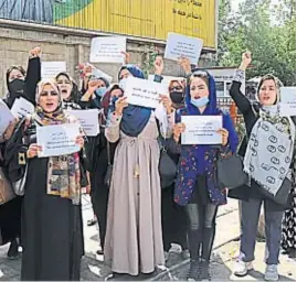  ?? AP ?? A CARA LIMPIA. Las mujeres se manifestar­on en Kabul con el rostro descubiert­o.