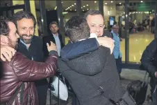  ??  ?? Por fin, con los seres queridos Sandro Rosell tomó el AVE de las cinco en Atocha y por la noche fue recibido por amigos y familiares antes de ir directo a casa de sus padres