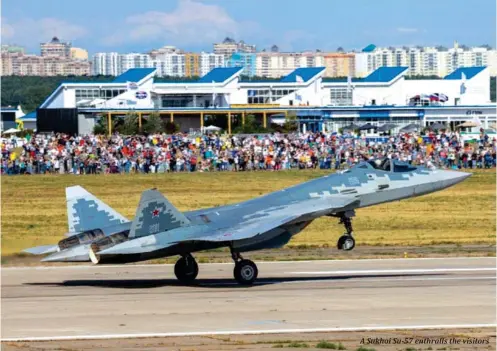  ?? ?? A Sukhoi Su-57 enthralls the visitors