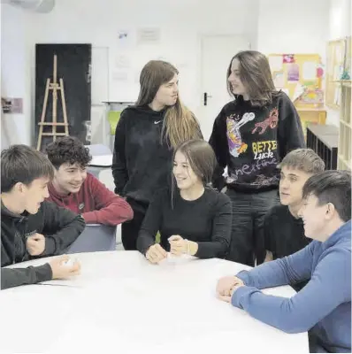  ?? Ferran Nadeu ?? Estudiante­s del instituto Quatre Cantons de Barcelona debaten sobre feminismo y machismo, el pasado martes.