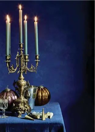  ??  ?? Des nuances de bleu associées à des touches dorées dans un esprit Art Déco au style Byzantin pour dresser une table
festive très contrastée. Mur à effet de plâtre : peinture Chalk Paint en « Napoleonic Blue ». Pour obtenir cet effet de dorure à l'ancienne, les objets de décoration, comme le chandelier, les boules de Noël ont été couverts avec de la
feuille d'or et de la cire brillante dorée. Annie Sloan