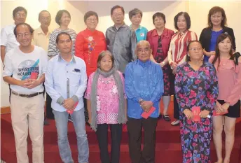  ??  ?? Lau (centre, backrow) and (from fourth left, backrow) Ivy, Dr Ngian and other sponsors pose with SKF compliance patients with their prizes.