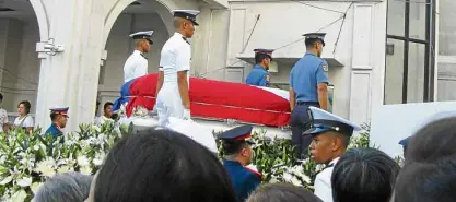  ?? GREG REFRACCION/INQUIRER NORTHERN LUZON ?? AN ESTIMATED 100,000 joined the funeral march for Bataan political clan patriarch Enrique “Tet” Garcia Jr.