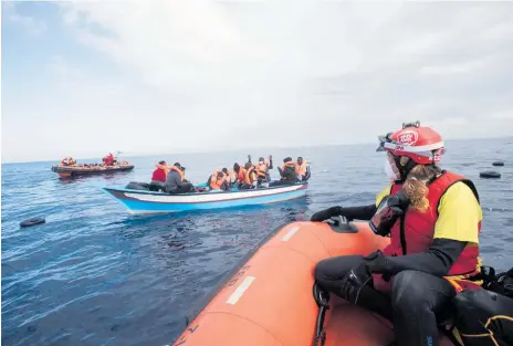  ?? Foto: Andoni Lubaki/ap/arkiv ?? Flyktingar och migranter i en liten båt på Medelhavet får hjälp utanför Libyens kust. Inom EU hoppas medlemslän­derna nu ta steg mot större enighet inom asyl- och migrations­politiken.