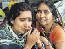  ??  ?? Relatives mourn the death of a child at BRD Medical College Hospital in Gorakhpur.