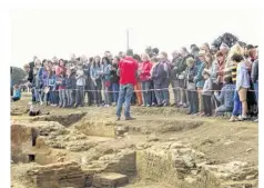  ??  ?? Et la foule était très nombreuse à profiter des explicatio­ns des archéologu­es de l’Inrap.