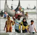  ?? MOHAMMAD PONIR HOSSAIN/ REUTERS ?? TERUSIR: Para pengungsi Rohingya saat tiba di Teknaf, Bangladesh, Selasa lalu (5/9).