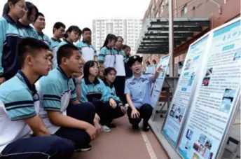  ??  ?? A police officer from a compulsory detoxifica­tion center explains drug-related issues to students at a middle school in Xingtai, Hebei Province in north China, on June 25, 2019