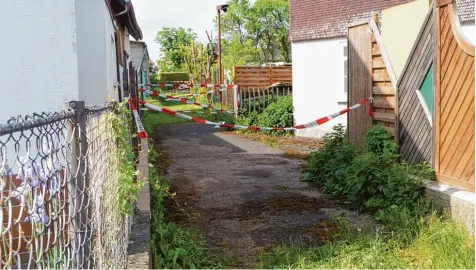  ?? Foto: Benno Schlagenha­uf/Zollern Alb Kurier, dpa ?? Stetten am kalten Markt, Mai 2017: Ein Absperrban­d hängt über einem Fußweg zwischen zwei Häusern, auf dem ein Hund der Rasse Kangal eine 72 Jahre alte Frau ange griffen und zu Tode gebissen hat.