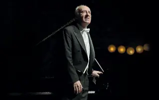  ??  ?? Maurizio Pollini apre domani al Petruzzell­i un ciclo di tre concerti di grande livello. Giovedì 13 toccherà al pianista Michail Pletnev, mentre domenica 16 John Axelrod dirigerà l’orchestra del teatro