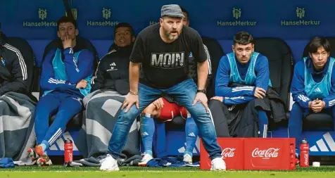  ?? Foto: Marcus Brandt, dpa ?? Mit vollem Körpereins­atz dabei: Der neue HSV-Trainer Steffen Baumgart holte zum Start einen Sieg.