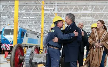  ??  ?? EN ACCIÓN. La poderosa planta de Mytishchi, en la región de Moscú. Macri y Vidal anunciaron en mayo la construcci­ón de una fábrica de trenes en Bragado.