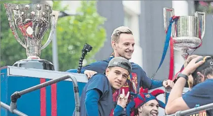  ?? FOTO: PERE PUNTÍ ?? Su primera rúa como azulgrana Coutinho, junto a Iniesta y Rakitic, en la celebració­n del doblete del Barça