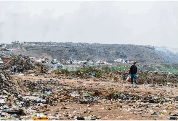  ?? Foto: Christophe Gateau/dpa ?? Eine Mülldeponi­e in Accra, Ghana: Auf dem Gelände befinden sich auch nicht benötigte Alt-textilien aus der EU.