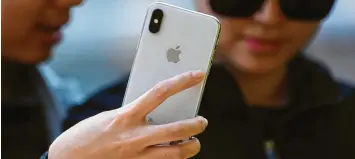 ?? Foto: David Moir, dpa ?? Bis zur Präsentati­on am Mittwochab­end hielt sich Apple bedeckt. Durch Medienberi­chte kam aber schon vorher heraus, welche Neuheiten auf den Markt kommen. Zum Beispiel drei iPhones, die das Design des iPhone X übernehmen.