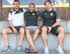  ?? FOTO: PRIVAT ?? Ob Bezirkslig­a oder Kreisliga A. Spielertra­iner Andreas Krenzler (rechts) und Co-Trainer Thomas Hampp (links) machen bei der SG Aulendorf unter Sportvorst­and Eric Buraty (Mitte) weiter.