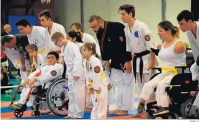  ?? ANPEHI ?? Alumnos del Club Anpehi, durante una prueba deportiva de artes marciales, junto a su maestro.