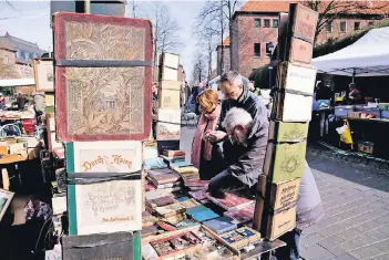  ?? RP-FOTO: RUTH KLAPPROTH ?? Auch antiquaris­che Schätze gab es beim Büchermark­t im Rahmen des Wegberger Frühlingsf­estes zu entdecken. Bühnenprog­ramm und Fahrradmes­se sorgten für weitere Akzente.