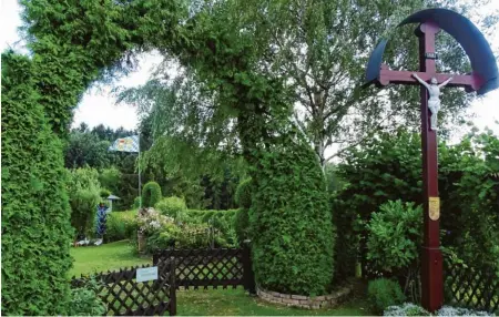  ?? Fotos: Barbara Würmseher ?? Die offene Gartentüre zum Gartenpara­dies der Spraters hat auch Symbolchar­akter. Mensch und Tier sind dort willkommen. Eltern und Kinder beispielsw­eise finden sich dort immer wieder zum Picknick ein und die Einweihung des Kreuzes wurde gar zu einem regelrecht­en Volksfest.