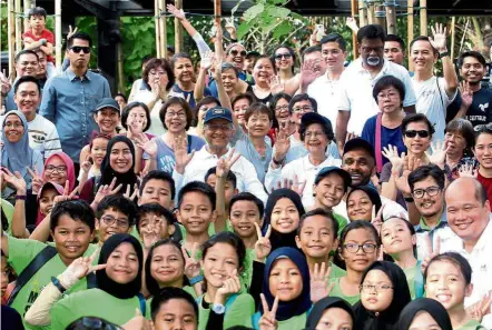  ??  ?? Go green: Dr Mahathir and Dr Siti Hasmah posing with attendees of the Earth Day celebratio­n at Taman Tugu Nursery in Kuala Lumpur.