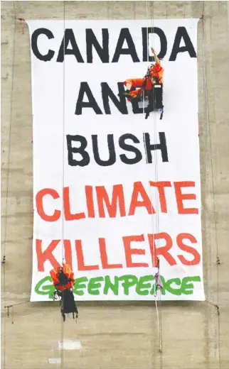  ?? REUTERS/FILES ?? Greenpeace activists Steven Guilbeault, bottom, and Chris Holden hang from cables near the top of Toronto’s CN Tower in July 2001.