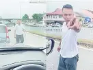  ?? ?? DICARI: Tangkap layar video menunjukka­n perbuatan suspek menghalang kereta mangsa.