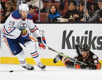  ?? Foto: Mark J. Terrill, dpa ?? Auf dem Weg nach vorne: Leon Draisaitl zieht oft elegant an seinen Gegenspiel­ern vorbei. Den Edmonton Oilers sind die Fertig keiten des Deutschen viel Geld wert.