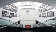  ??  ?? LUGAR DE HONOR. Cruyff ‘preside’ la subida al palco. CRUYFF ES EL EJE DEL MUSEO DEL AJAX