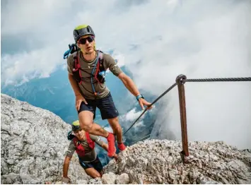  ?? Foto: Philipp Reiter ?? Dem Himmel so nah – zumindest näher als sonst wo in Deutschlan­d. Alexander Scherl (vorne) und Roman Deisenhofe­r durchquert­en auf ihrer Tour zur Zugspitze auch hochalpine­s Gelände.