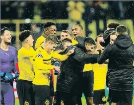  ?? LEON KUEGELER / REUTERS ?? El Borussia Dortmund celebró una victoria contundent­e