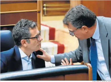  ?? JUAN CARLOS HIDALGO (EFE) ?? El ministro de Presidenci­a, Félix Bolaños, conversa con el portavoz del PNV en el Congreso, Aitor Esteban.