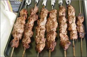  ?? PHOTO BY GHOLAM RAHMAN ?? Skewered kabab grilled on a gas grill, with added woody fragrance from a smoker box.