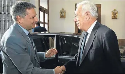  ?? SERGIO BARRENECHE­A / EFE ?? Margallo –a la derecha– recibió ayer al ministro de Asuntos Exteriores de Andorra, Gilbert Saboya