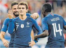  ?? FOTO: DPA ?? Der Mann, der mit der Hand wackelt: Torschütze Antoine Griezmann jubelt mit Olivier Giroud (links) und Blaise Matuidi (rechts).