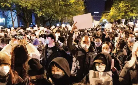  ?? FOTO REUTERS ?? Nepopsané listy papíru coby symbol protestu proti cenzuře, ale i nápadité slovní hříčky se staly způsobem, jak Číňané vyjadřují svou nespokojen­ost s vládou v Pekingu a její přísnou covidovou politikou (na snímku momentka z Urumči). Na pekingské univerzitě Čching-chua se například studenti vyfotograf­ovali s Fridmanovo­u rovnicí, která je pojmenován­a po ruském fyzikovi, jehož jméno připomíná výraz „free man“, svobodný člověk.