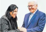  ?? FOTO: UWE ANSPACH/DPA ?? Bundespräs­ident Frank-Walter Steinmeier (rechts) gratuliert der neuen Schillerpr­eisträgeri­n Emine Sevgi Özdamar.