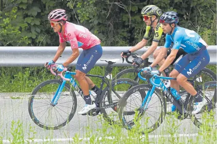  ?? AFP ?? Richard Carapaz (i) y Mikel Landa (d), ambos del Movistar, confían en mantener el liderato del Giro de Italia hasta concluir la carrera.