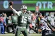  ?? SETH WENIG — THE ASSOCIATED PRESS FILE ?? Quarterbac­k Josh McCown (15) has announced he is retiring from playing football after an NFL career that spanned 16 NFL seasons and included stints with 10 teams.