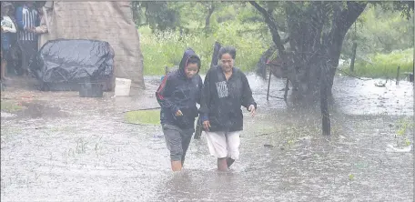  ??  ?? En el Bañado Sur las familias quedan “atrapadas” por la lluvia o eligen salir entre peligrosos raudales.
