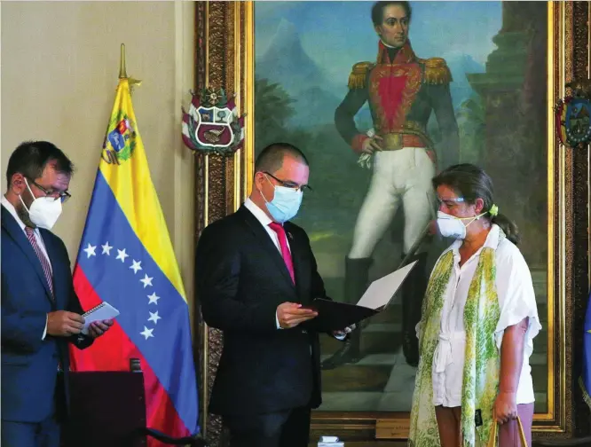  ??  ?? El canciller Jorge Arreaza entregó en mano la carta de persona «non grata» a la embajadora de la UE en Caracas, Isabel Brilhante