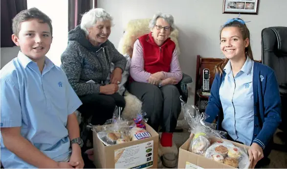  ?? LUKE KIRKEBY/ STUFF ?? From left Ryley Robson, Opal Farquharso­n, Joyce Westbrooke, and Isobella Jackson with the mufti day pensioner food parcels.