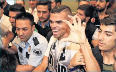  ??  ?? NUEVO HÉROE EN EL BESIKTAS. Pepe desató la locura en Estambul cuando aterrizó el pasado 5 de julio.