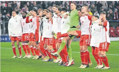  ?? FOTO: SVEN HOPPE/DPA ?? Die Bayern-Spieler jubeln nach dem 3:0-Sieg gegen Lazio Rom und lassen sich von den Fans feiern.