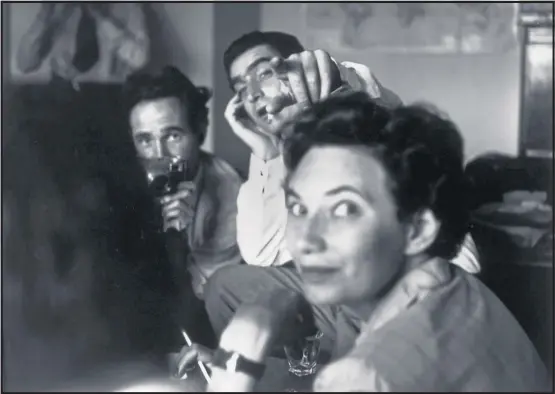  ?? [ Foto: Werner Bischof/Magnum/Picturedes­k] ?? „Nearer to the news.“ Magnum-Treffen in Paris 1950: Werner Bischof, Robert Capa, Maria Eisner.