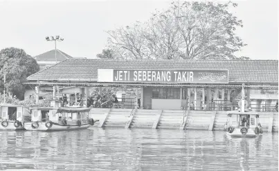  ?? — Gambar Bernama ?? SURAM: Bot penambang di jeti Seberang Takir yang menunggu penumpang untuk dihantar ke Pasar Besar Kedai Payang di Kuala Terengganu.