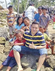  ??  ?? Cemex Philippine­s Foundation executive director Chito Maniago joins other HERO Volunteers in their relief mission at Inabanga, Bohol.