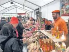  ??  ?? La maison de la noisette très attendu par les agenais pour l’excellence de ses produits à base de noisettes de Lacépède, ici Augustin Durand